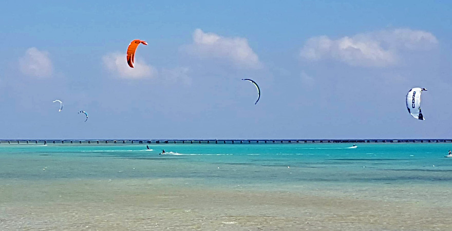 Kite Surfer am Strand vor dem Magic Tulip Beach Resort