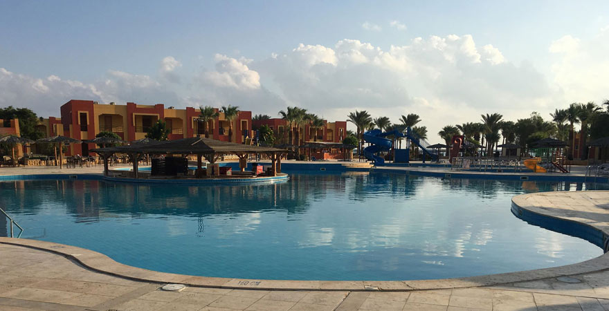 Pool im Magic Tulip Beach Resort