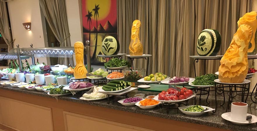 Salatbuffet im Hauptrestaurant im Magic Tulip Beach Resort