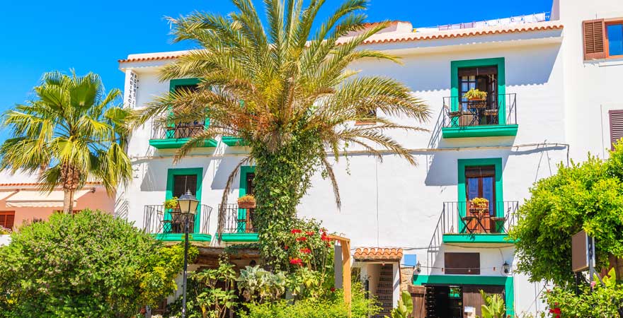 Farbenfrohe Häuser in Sant Joan de Labritja auf Ibiza