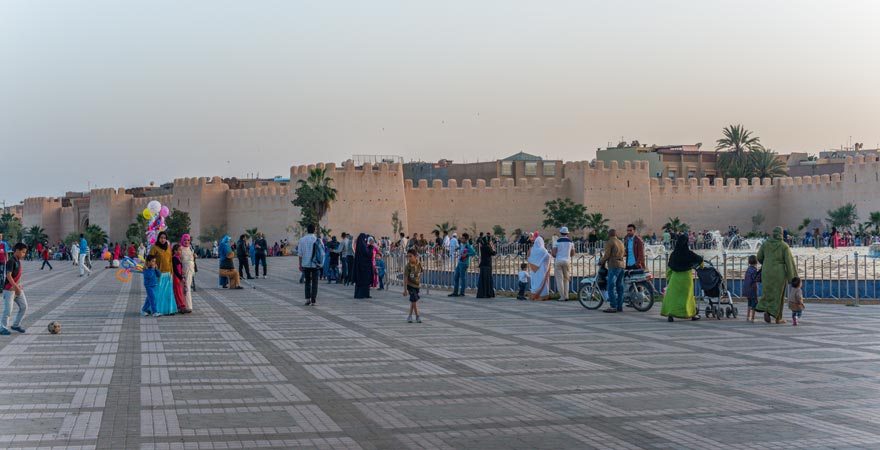 Belebter Platz in der Oasenstadt Taroudant in Marokko