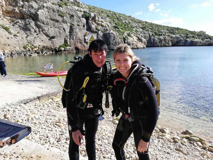 Antonija und Christine vor ihrem Tauchgang auf Gozo