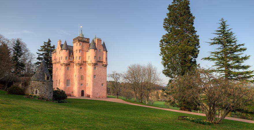 Das rosane Schloss Craigievar Castle ist eine herrliche Sehenswürdigkeit in Schottland