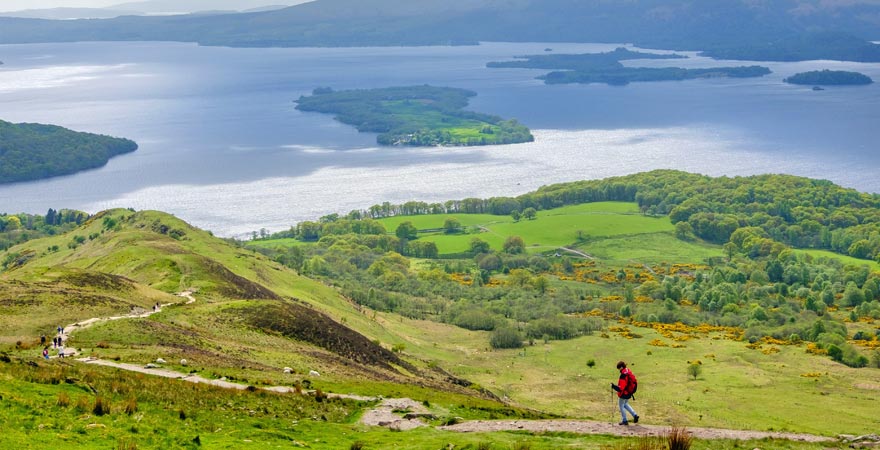 Wandern am Loch Lomond in Schottland