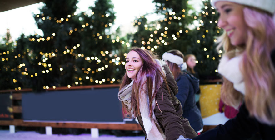 Zwei Mädchen beim Schlittschuhlaufen