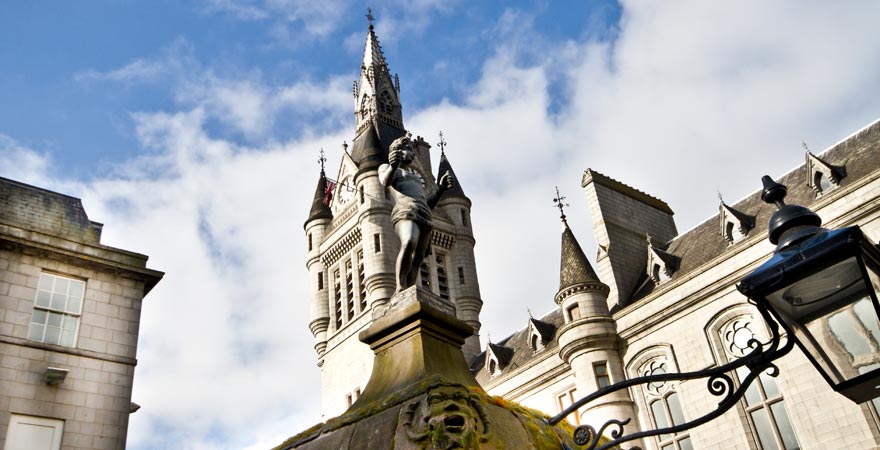Die berühmte Skulptur von Mannie vor dem Townhouse Tower in Aberdeen, Schottland