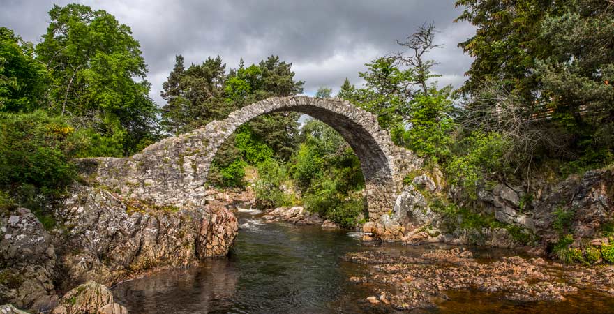 Die Brücken in Schottland sind wirklich sehenswert wie zum Beispiel die Packhorse Bridge bei Carrbridge