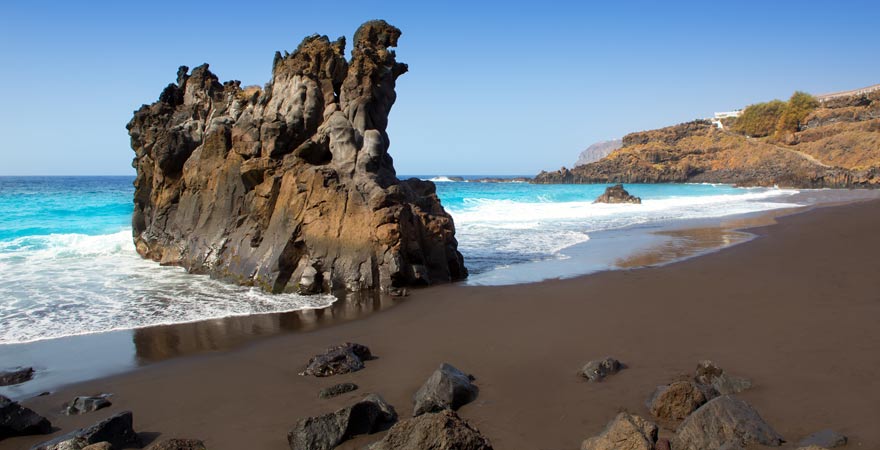 Playa Bollullo mit schwarzem Vulkansand auf Teneriffa