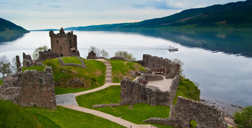 Das Urquhart Castle am Loch Ness ist ein toller Aussichtspunkt über den See