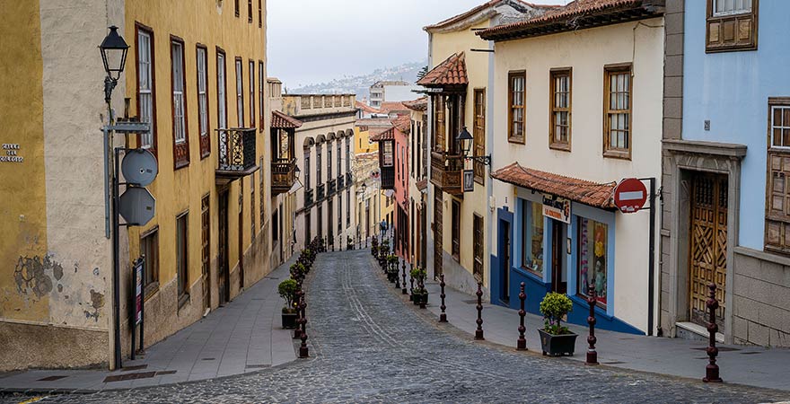 Die historische Calle de la Carrera in La Orotava mit traditionellen kanarischen Häusern, Teneriffa, Spanien