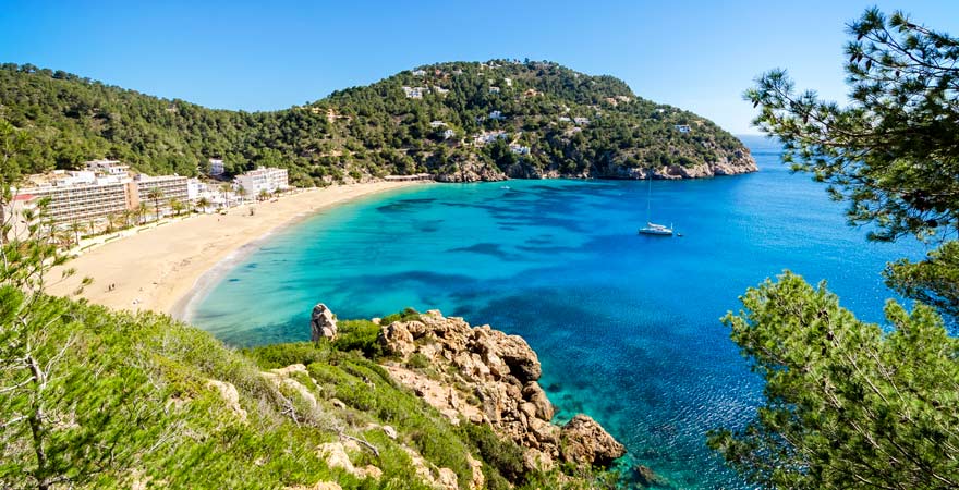 Mein Tipp: Von hier oben aus genießt ihr einen herrlichen Blick über die Bucht von Cala de Sant Vicent auf Ibiza