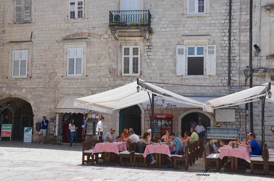 Ein Café in Kotor in Montenegro