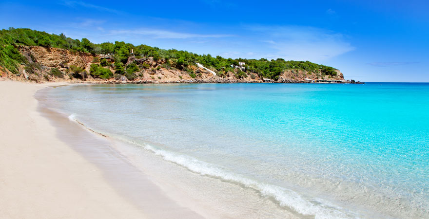 Die Cala Llenya mit ihrem weißen Sand gehört zu den besten Tipps für euren Urlaub auf Ibiza