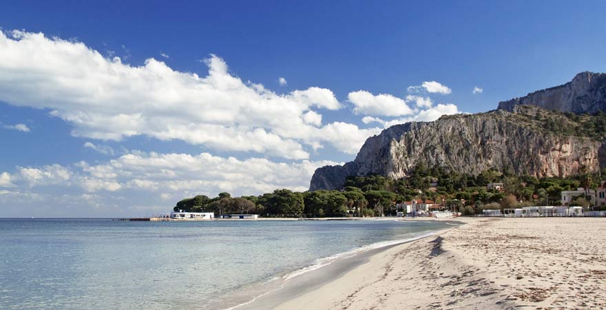 Der Strand von Mondello ist ein Highlight auf Sizilien