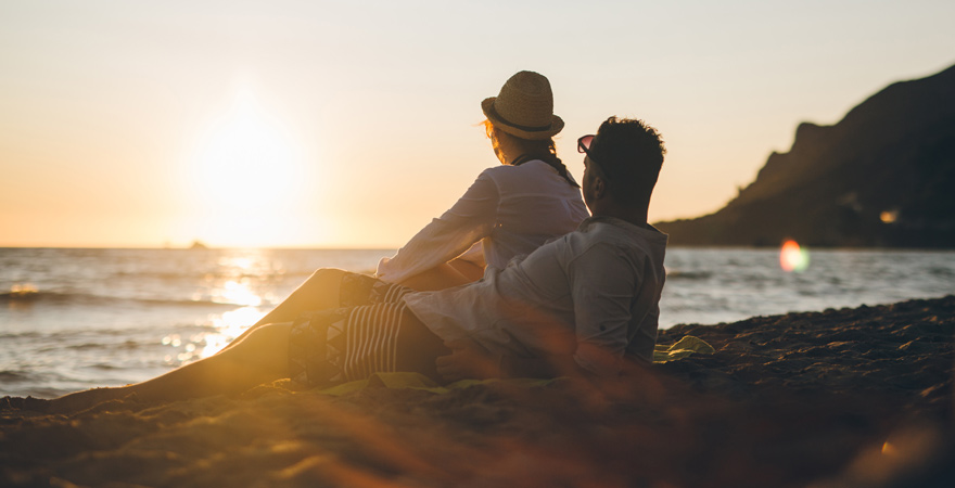 Ein Paar am Strand in Griechenland bei Sonnenuntergang