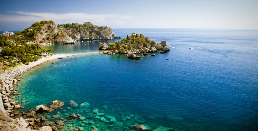 Die Bucht von Mazzarò zählt zu den schönsten Stränden Siziliens