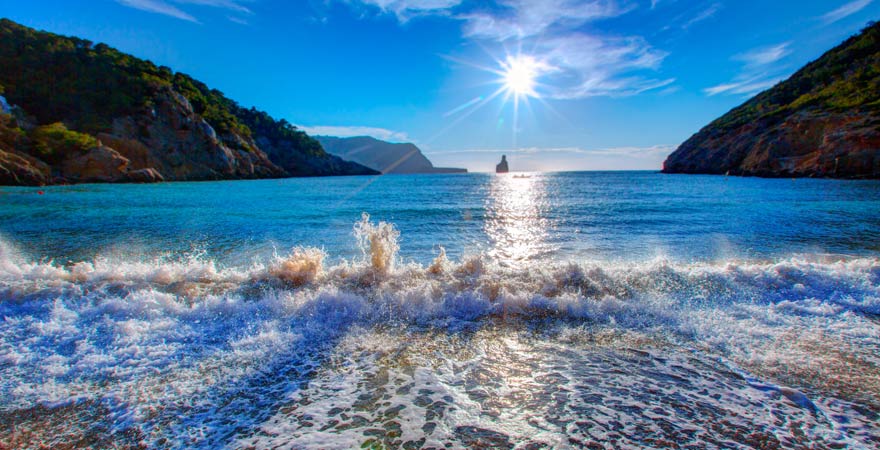 Der Strand von Cala Benirrás gehört zu meinen Tipps auf Ibiza