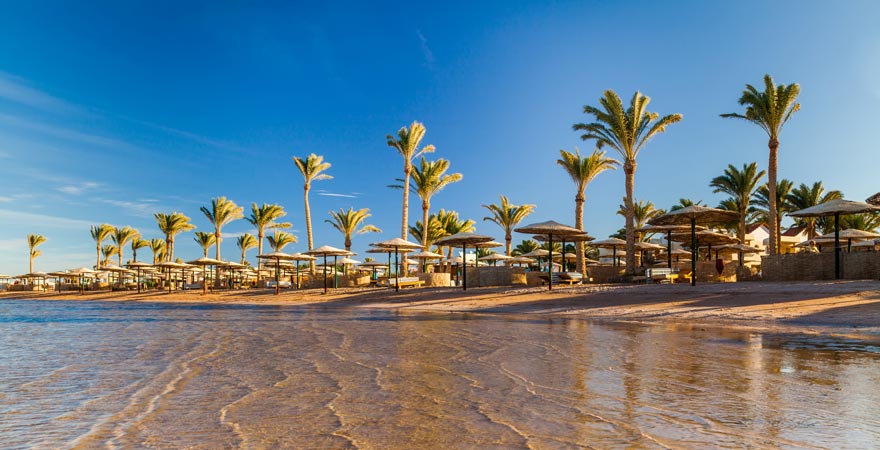 Ein flacher Sandstrand ist im Urlaub mit Kindern in Ägypten wichtig