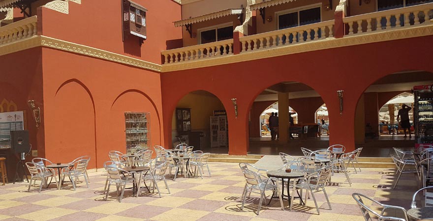 Eine Terrasse im Alf Leila Wa Leila 1001 Nacht Hotel