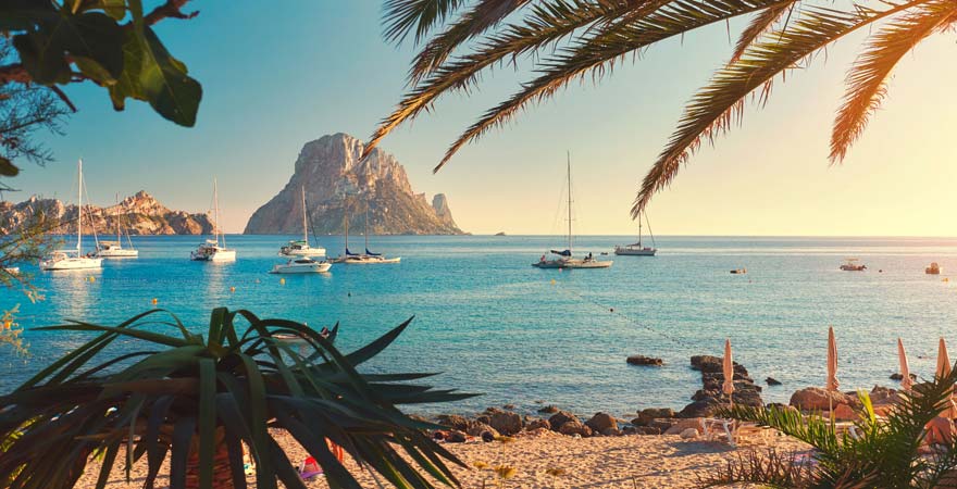 Fast schon karibisch wirkt der Strand Cala d'Hort auf Ibiza
