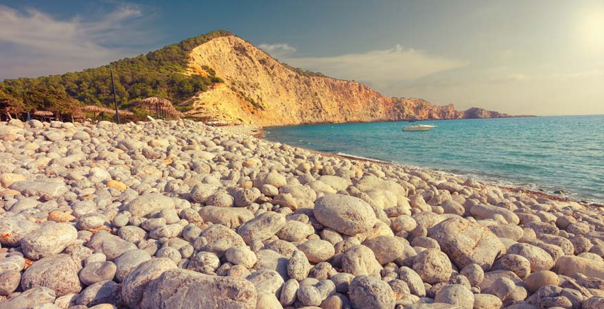 Der Cala Jondal ist ein sehr exklusiver Strand auf Ibiza