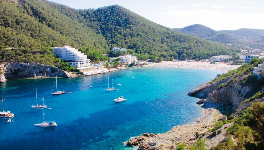 Der Strand von Cala Llonga ist super für Urlauber mit Mobilitätseinschränkungen