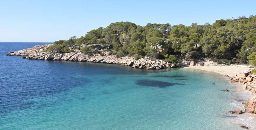 Der Cala Saladeta ist ein ruhiger Strand neben dem berühmten Cala Salada auf Ibiza
