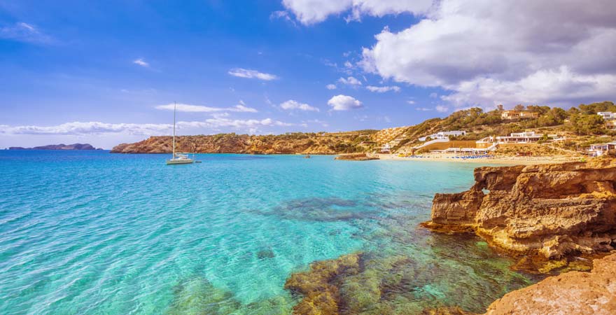 Der Cala Tarida ist ein 900 Meter langer Strand auf Ibiza