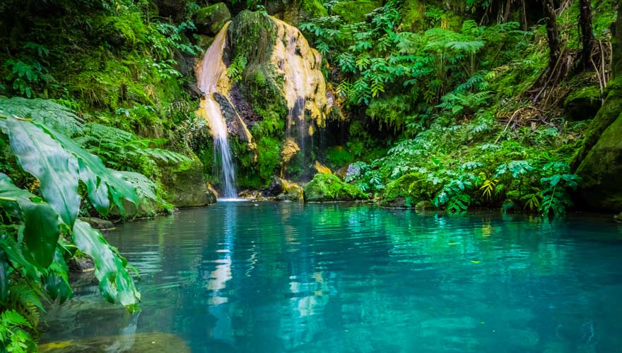Die Caldeira Velha ist eine wunderschöne Thermalquelle auf der Azoren-Insel Sao Miguel
