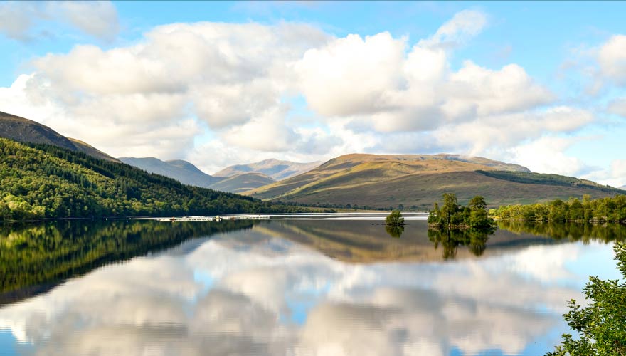 Vorbei an Loch Lochy in Schottland führt ein herrlicher Wanderweg
