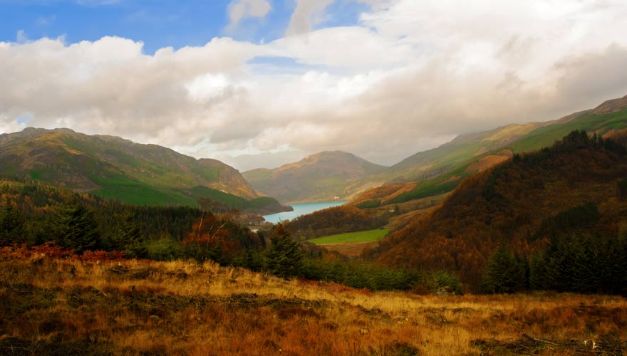 Wandert am Loch Lubnaig vorbei