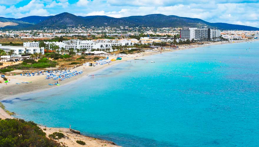 Der Playa d'en Bossa ist einer der schönsten Strände in Ibizas Süden