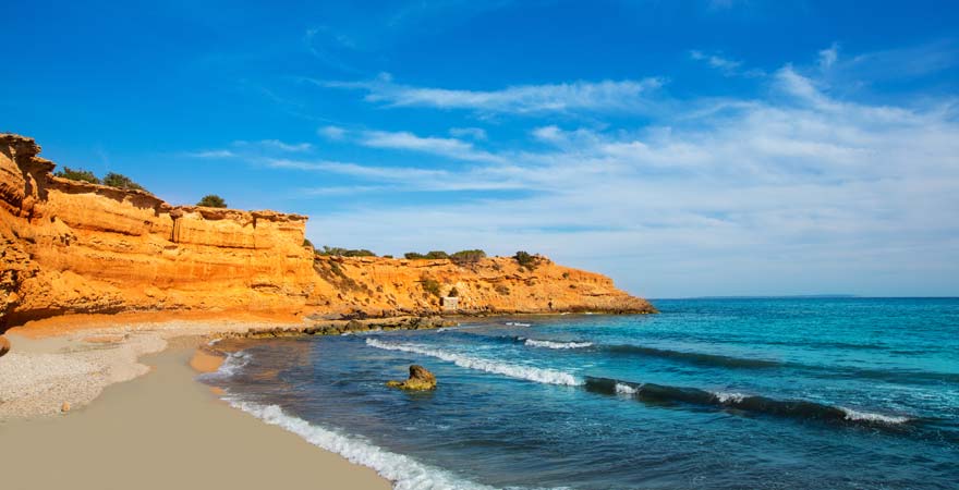 Ein herrliches Panorama erwartet euch an einem der schönsten Strände Ibiza, dem Playa es Bol Nou