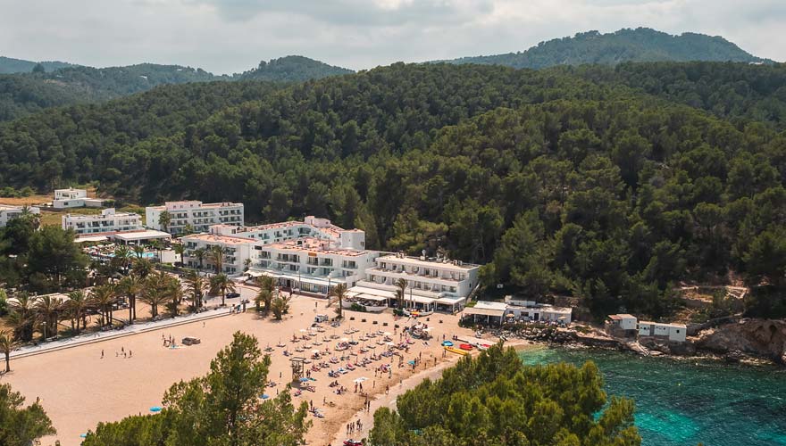 Der Playa Puerto de San Miguel ist ein bei Urlaubern beliebter Strand auf Ibiza
