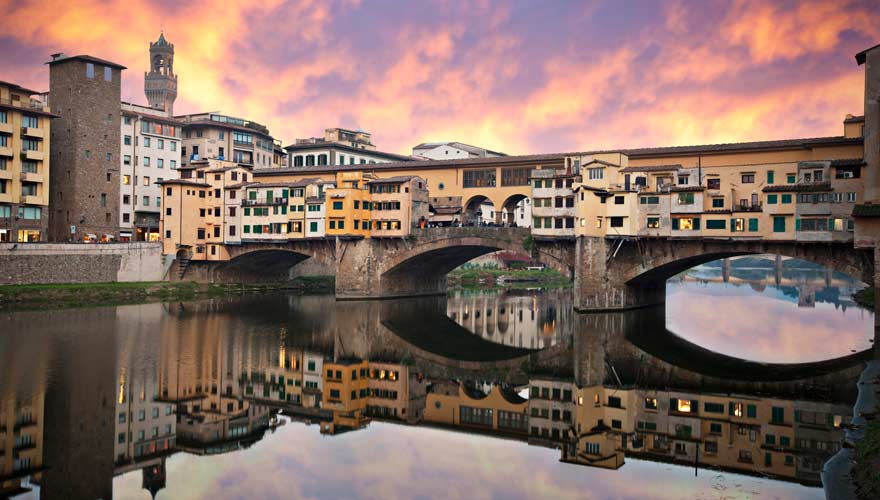 Die berühmte Brücke Ponte Vecchio gehört zu den Top-Sehenswürdigkeiten in Florenz