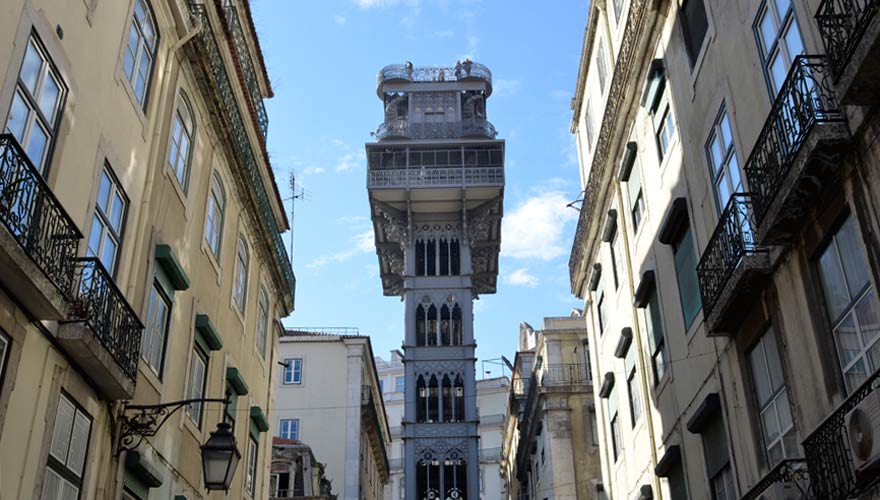 Eine Fahrt mit dem Santa Justa zählt zu den wichtigsten Tipps für Lissabon