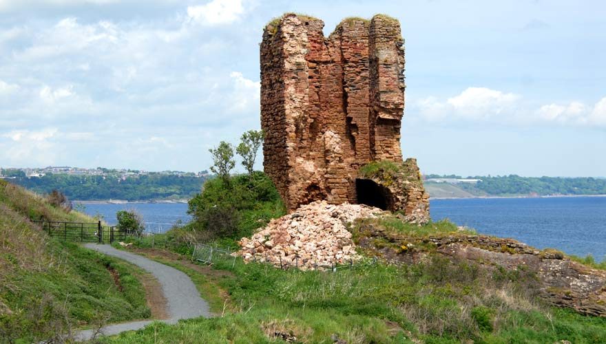 Eine schöne Sehenswürdigkeit bei einer Wanderung in Schottland: der Seafield Tower aus dem 16. Jahrhundert