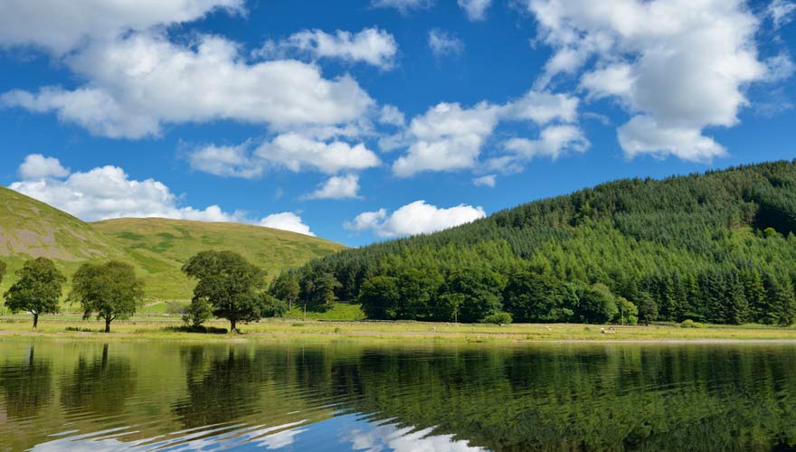 Eine schöne Wanderung führt in Schottland an St. Mary's Loch