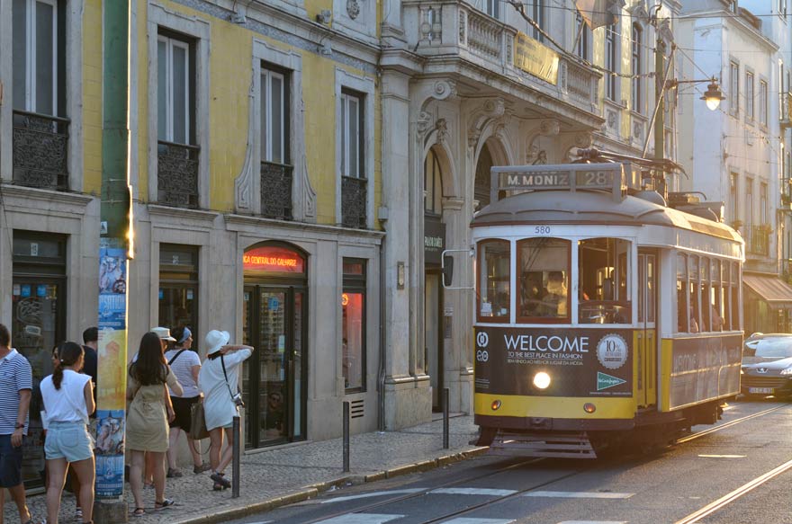 Eine Fahrt mit der Straßenbahn 28 ist ein Highlight in Lissabon