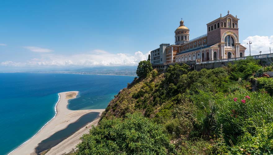 Eine Lagune und ein herrliches Panorama erwarten euch am Tindari-Strand auf Sizilien