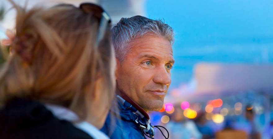 Paar genießt den Sonnenuntergang im Café del Mar in San Antonio auf Ibiza