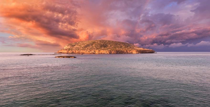 Der Ausblick von Cala Comte auf Ibiza zu Sonnenuntergang