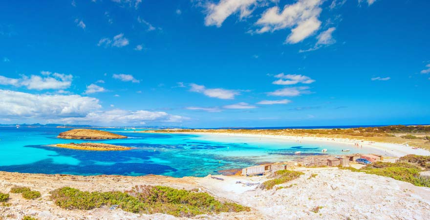 Platja de Ses Illetes auf Formentera - die Insel ist ein beliebtes Ausflugziel ab Ibiza