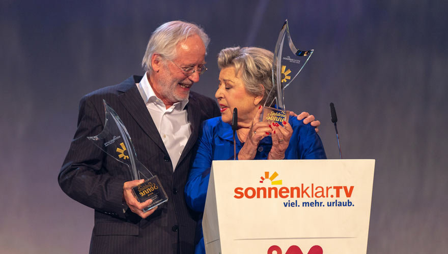 Die Ehrenpreisträger Joachim Hermann Luger und Marie-Luise Marjan auf der Goldenen Sonne 2019