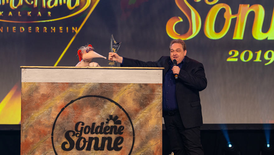 Oliver Kalkofe nimmt die Goldene Sonne 2019 entgegen