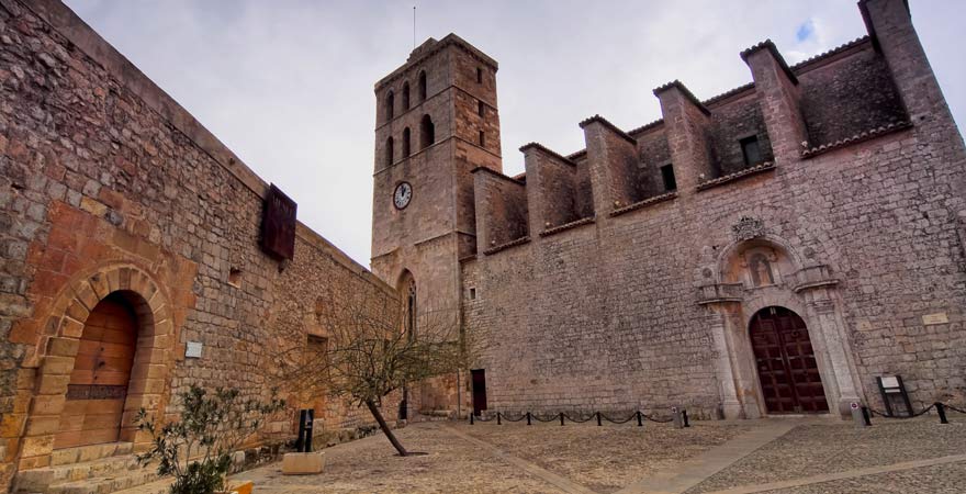 Die Kathedrale Santa Maria de las Nieves ist eine schöne Sehenswürdigkeit in Ibiza-Stadt