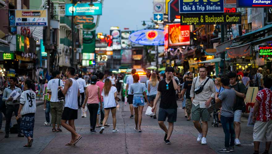 Die Khaosan Road in Bangkok ist ein Anziehungspunkt für Backpacker aus aller Welt