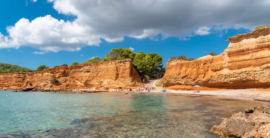 Der Strand von Sa Caleta ist ein Muss unter den Sehenswürdigkeiten auf Ibiza