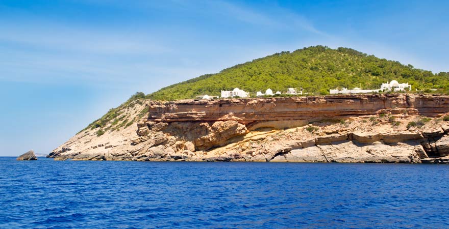 Auf den Sa Talaia, den höchsten Berg Ibizas, könnt ihr hinauf wandern
