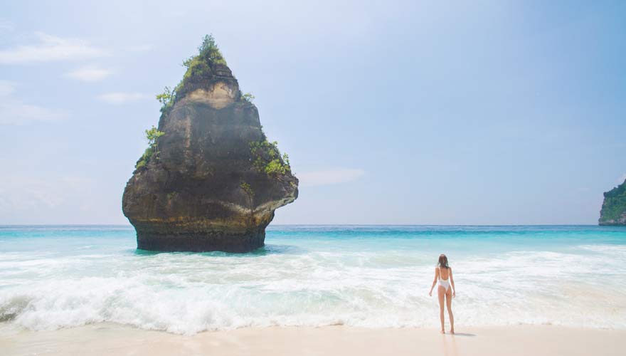 Auf der Nachbarlinsel von Bali, Nusa Penida, erwartet euch am Suwehan Beach strahlend weißer Sand